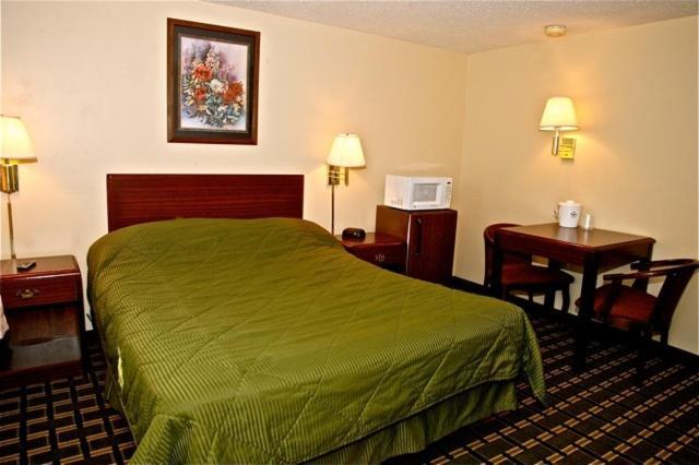 Boulevard Inn Amherst Room photo