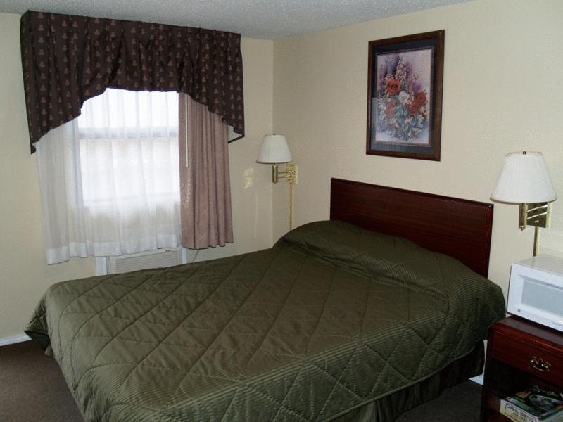 Boulevard Inn Amherst Room photo