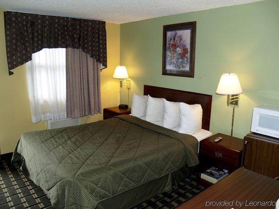 Boulevard Inn Amherst Room photo