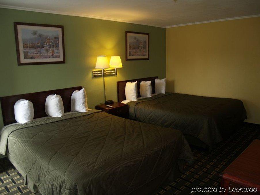 Boulevard Inn Amherst Room photo